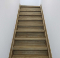  Schody-z-vinylu-BUKOMA-PREMIUM-CLICK-dekor-Dub-Gladstone-Hnedy