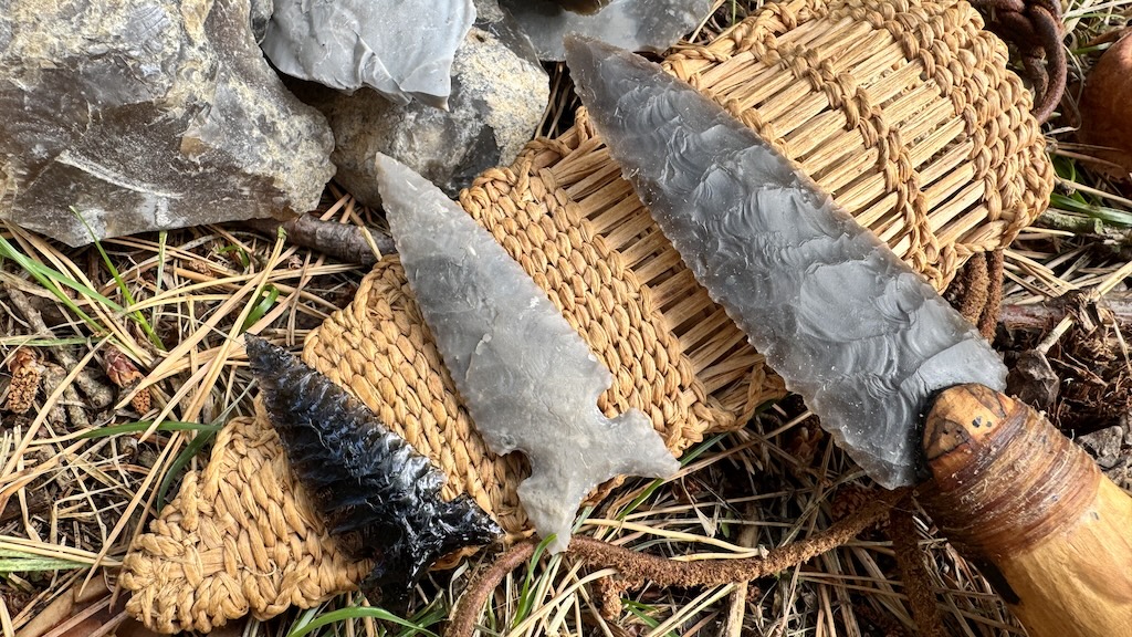 Jak používat pazourek v bushcraftu: rozdělání ohně i výroba ostrého nástroje