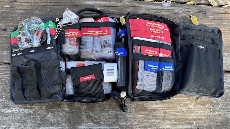 Survival First Aid Kit Medium: přehledná lékárnička s českým návodem