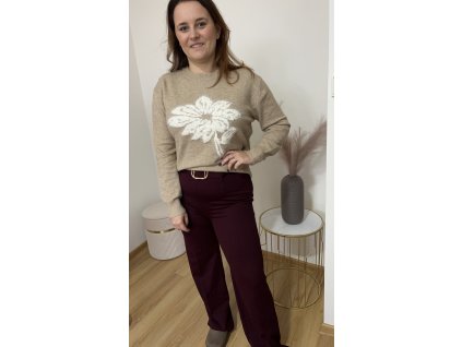 Krémový svetřík s kamínky a bílým květemm