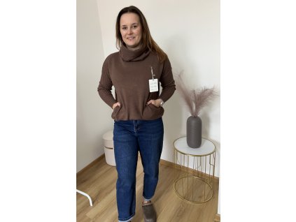 Svetřík s límcem a kapsami