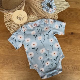 Říká se, že co si vizualizuješ, to si přitáhneš. Tak já tady těmi kopretinami oficiálně manifestuju jaro, sluníčko a bosé...