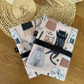 Novinka pro kočičáky je tu! 🐈✨ Tenhle kočičí vzor na přebalovací podložce mě úplně dostal. Je jemný, hravý a přesně tak...