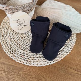 Nejsi příznivcem dětských vzorů? Nevadí! Napiš si o jednobarevné 🖤 ✨ Softshellové capáčky, které udrží nožky v teple,...