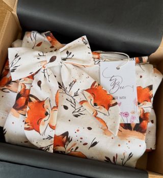 Musím se vám k něčemu přiznat... Tenhle liščí motiv si mě totálně získal! 🦊Každý pohled na tyhle roztomilé lišky mě hrozně...