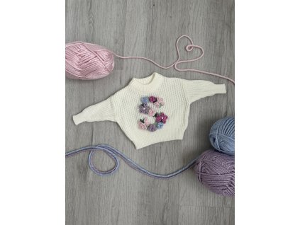 Svetr s výšivkou písmena