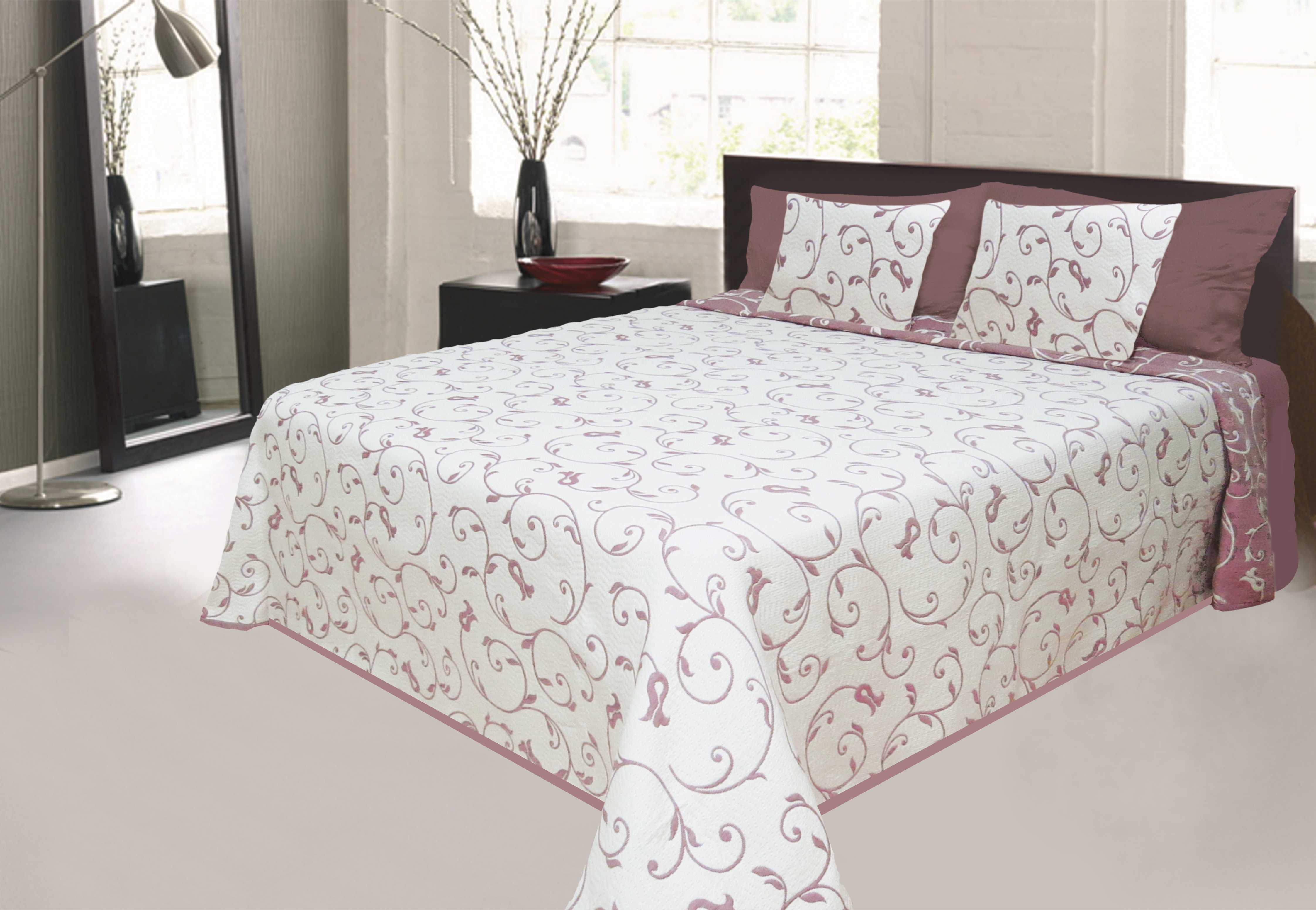 Přehoz přes postel je skvělý pomocník pro úklid i dekoraci