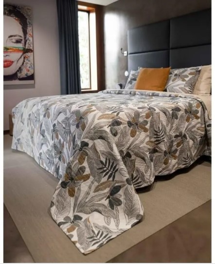 Krásně upravená ložnice díky přehozu přes postel