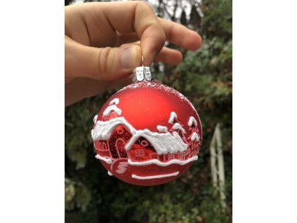 Skleněná vánoční koule červená, motiv vesnička