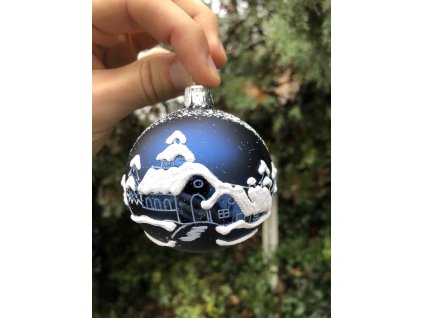 Skleněná vánoční koule modrá, motiv vesnička