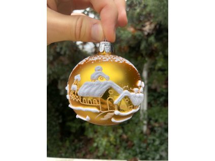 Skleněná vánoční koule zlatá, motiv vesnička