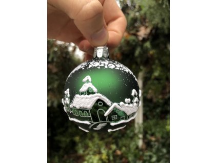 Skleněná vánoční koule zelená, motiv vesnička