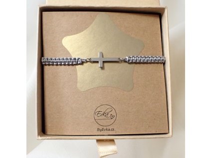 By Evka macrame náramek s křížkem z chirurgické oceli na kartičce s vlastním textem pod stíracím polem (2)