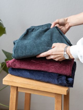 Právě včas a ještě s překvapením 😍 Vítáme nové barvy manšestrových kalhot ✨ Navy, petrolej a burgundy už na vás čekají na...