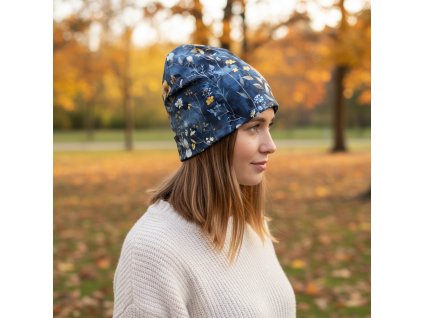 KLASICKÁ ČEPICE KVÍTÍ NA MODROŠEDÉ