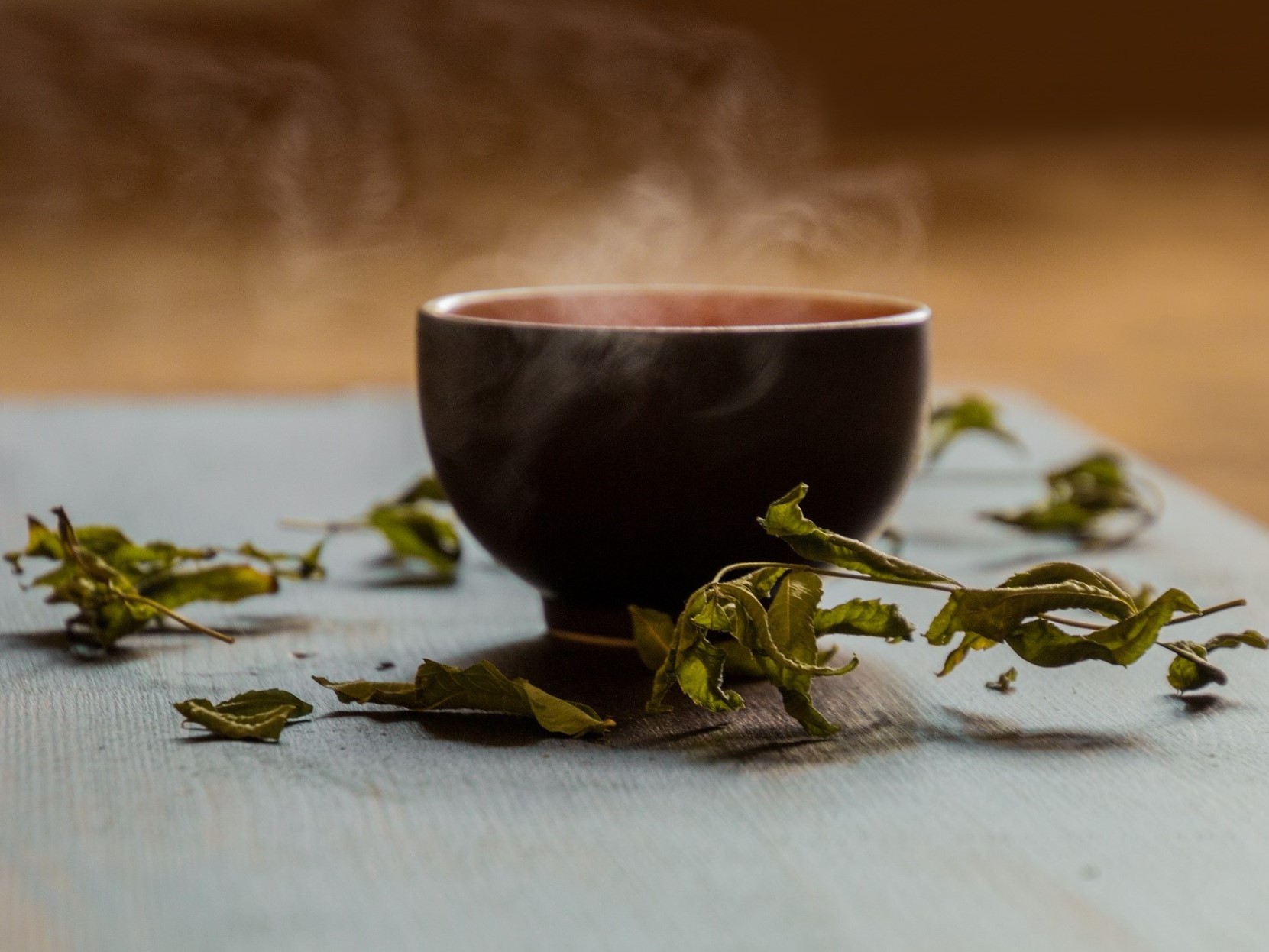 Proč pít v létě teplý čaj?