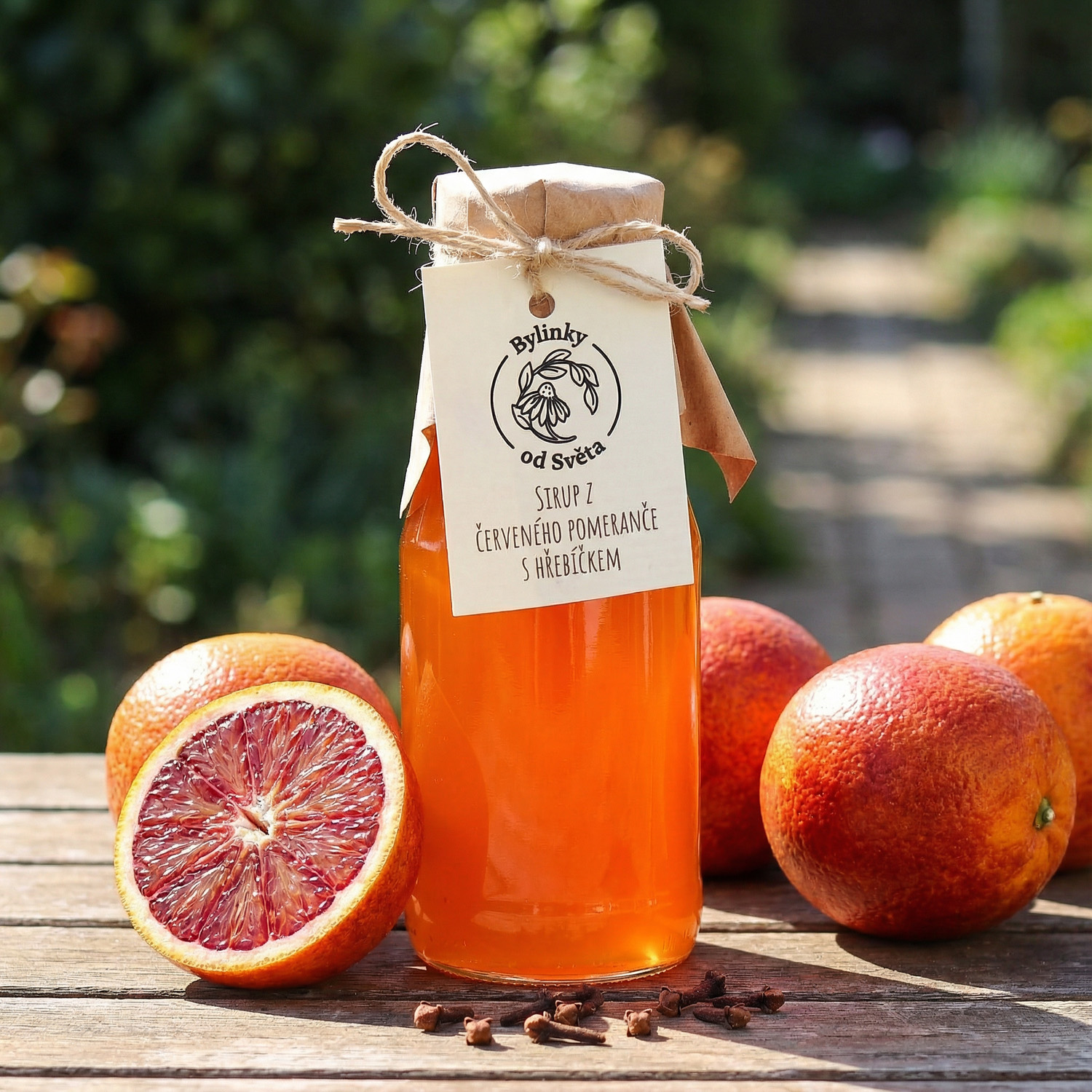Přírodní sirup z červeného pomeranče s hřebíčkem