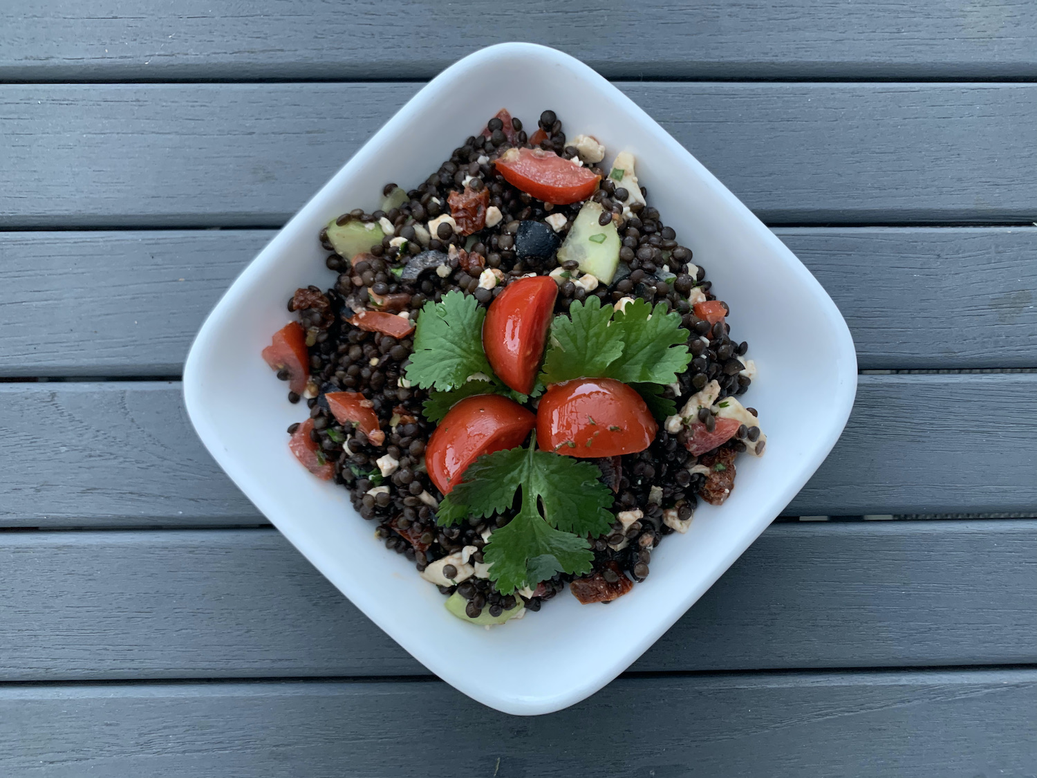 Barevný salát s čerstvým koriandrem