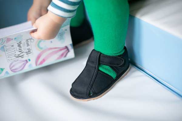 Detské papuče: Ako vybrať tie pravé pre zdravý vývoj nožičiek 🦶 (klasika vs. barefoot)
