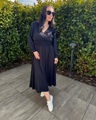 Minimalismus, který milujeme 🖤♥️ Pohodlné šaty do práce, na kávu i na procházku👉www.bymisule.cz