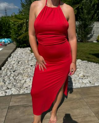 Dámské červené šaty s holými zády jsou perfektní volbou pro letní dny i večerní příležitosti. Elegantní střih krásně...
