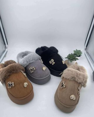 Stylové a maximálně pohodlné hřejivé pantofle, které si zamilujete během chladných dnů 🤍. Měkký semišový vzhled doplněný...