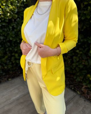 Stylový, svěží a ideální na jaro. Skvěle vypadá k džínům, šatům i elegantním kalhotám. Stačí obléct a celý outfit hned...