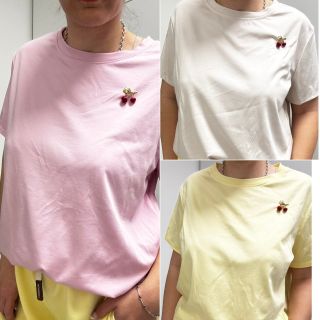 🍒 MUST HAVE kousek Jednoduché tričko s roztomilou třešničkou, které oživí každý outfit 💫 Lehké, pohodlné a skvěle...