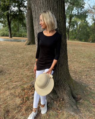 Bezešvé tričko je dokonalou volbou pro každodenní pohodlí i styl. Díky jemnému, pružnému materiálu se krásně přizpůsobí...