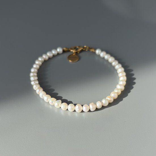 Simple pearls bracelet
