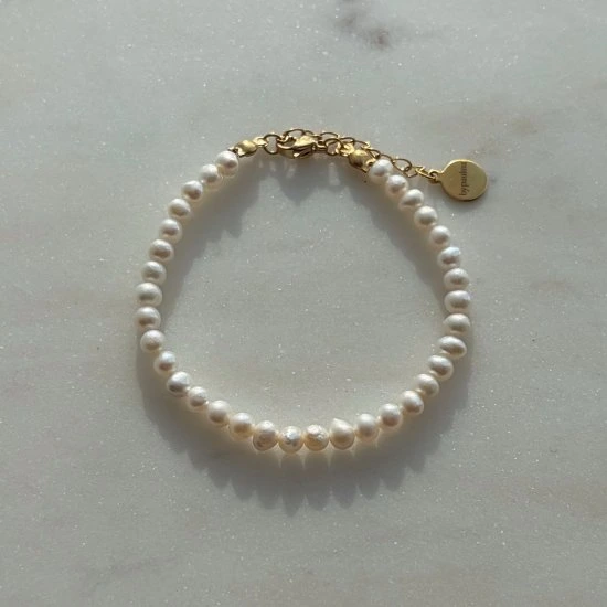 Simple pearls bracelet