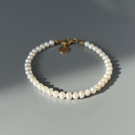 Simple pearls bracelet