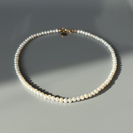 Simple pearls choker