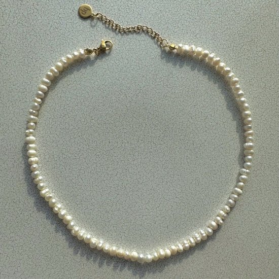 Simple pearls choker