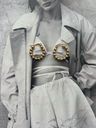 b u b b l e h o o p s Minimalismus, který nikdy neomrzí 🤍 Kruhové náušnice s jemnými kuličkami jsou nadčasovým doplňkem...