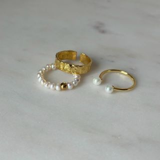 r i n g s Prsteny ✨ symboly krásy a jedinečnosti, které nosíte na každém kroku. Ručně vyráběné s láskou, dokonale padnoucí...