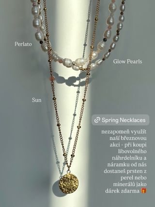 🌞 Jemný náhrdelník s medailonkem se symbolem slunce, doplněný o jeden třpytivý kamínek slunečního kamene, který zachytí...