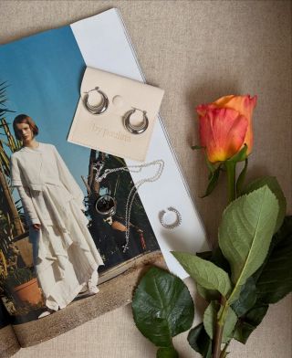 s i l v e r l o v e r Less, but better. Každý detail má svůj význam. Každý kousek podtrhne tvůj styl, aniž by ho...