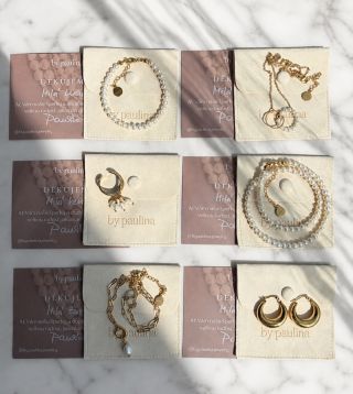 m o n d a y s 💌 Pondělky = čas na balení vašich objednávek 🤍 #mondays #bypaulinajewelry #jewelrypackaging #balenisperku...
