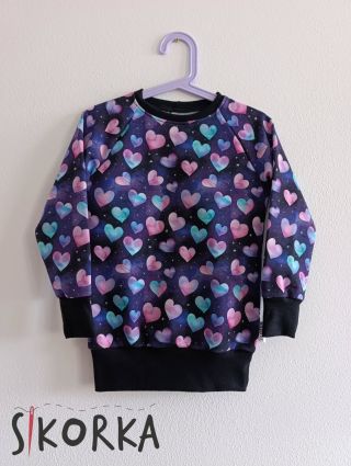 VOLNÁ Mikča se srdíčky ve velikosti 110/116 🤗 👉🏻https://www.bysikorka.cz/mikiny/ #bysikorka #handmadesiti #madebylove...