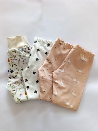 Tepláčky, leginky super výbava pro jednu malou slečnu. ❤️ Který vzor by byl ten váš favorit? 🤗 Květy? Čtyřlístek?...