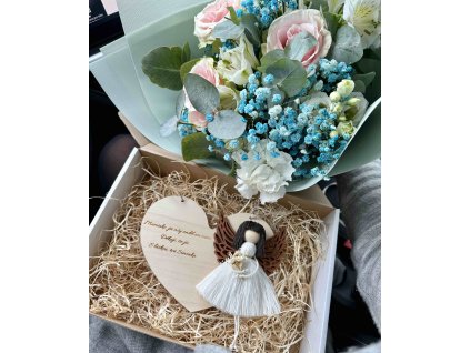 Andělka na dřevěném srdci s věnováním, 3D křídla