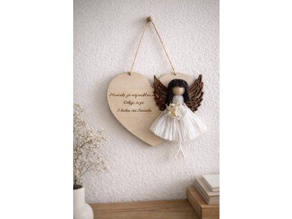 Andělka na dřevěném srdci s vlastním textem, 3D křídla