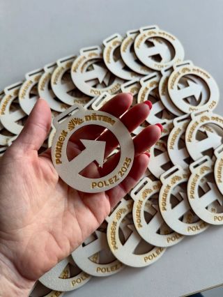 Dřevo a každý detail přesně podle přání… Pro rehabilitaci Pokrok a akci Polez medaile na míru — od návrhu, přes...