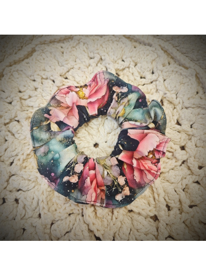 Scrunchie - růžové pivoňky na tmavém podkladu