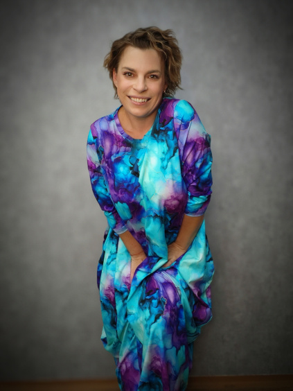 Šaty Norden - tyrkysovo fialové marble se zlatou linkou - bavlněný úplet