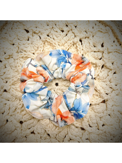 Scrunchie - oranžovo modré kvítky na bílé