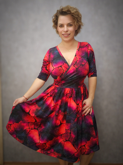 Šaty BeDiva - červenočerný mramor