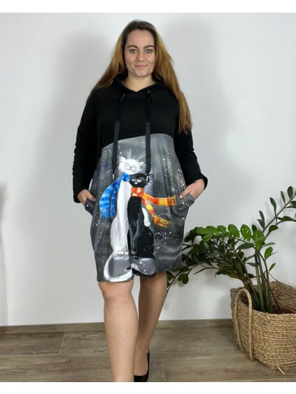 Šaty mikinové s kapucí obrázkové dlouhý rukáv dámské nadrozměr (54/56/58 ONE SIZE) ITALSKÁ MÓDA IM424793-1/DR (Velikost 54/56, Barva Černá)