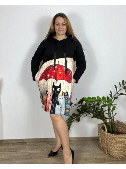 Šaty mikinové s kapucí obrázkové dlouhý rukáv dámské nadrozměr (54/56/58 ONE SIZE) ITALSKÁ MÓDA IM424793-2/DR (Velikost 56/58, Barva Černá)